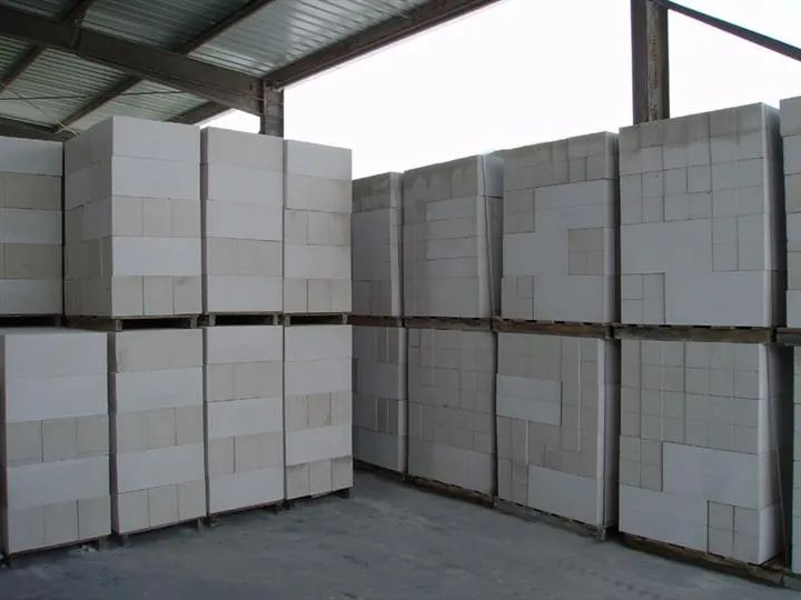 生产加气砖墙板和屋面板时，必须使用钢筋作为结构材料
